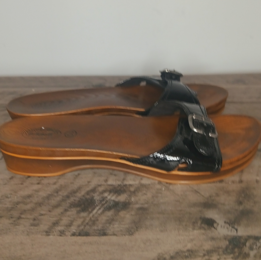 Dr. Scholl's Faux Wood Retro Exercise Sandal with Patent Black Strap - Picture 2 of 5